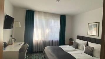 Hochwertige Bettwaren, Zimmersafe, Schreibtisch