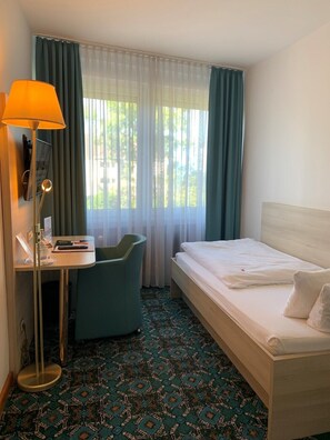 Sängtillbehör av högsta kvalitet och värdeförvaringsskåp på rummet