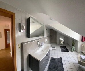 Sengetøy av topp kvalitet, safe på rommet og skrivebord