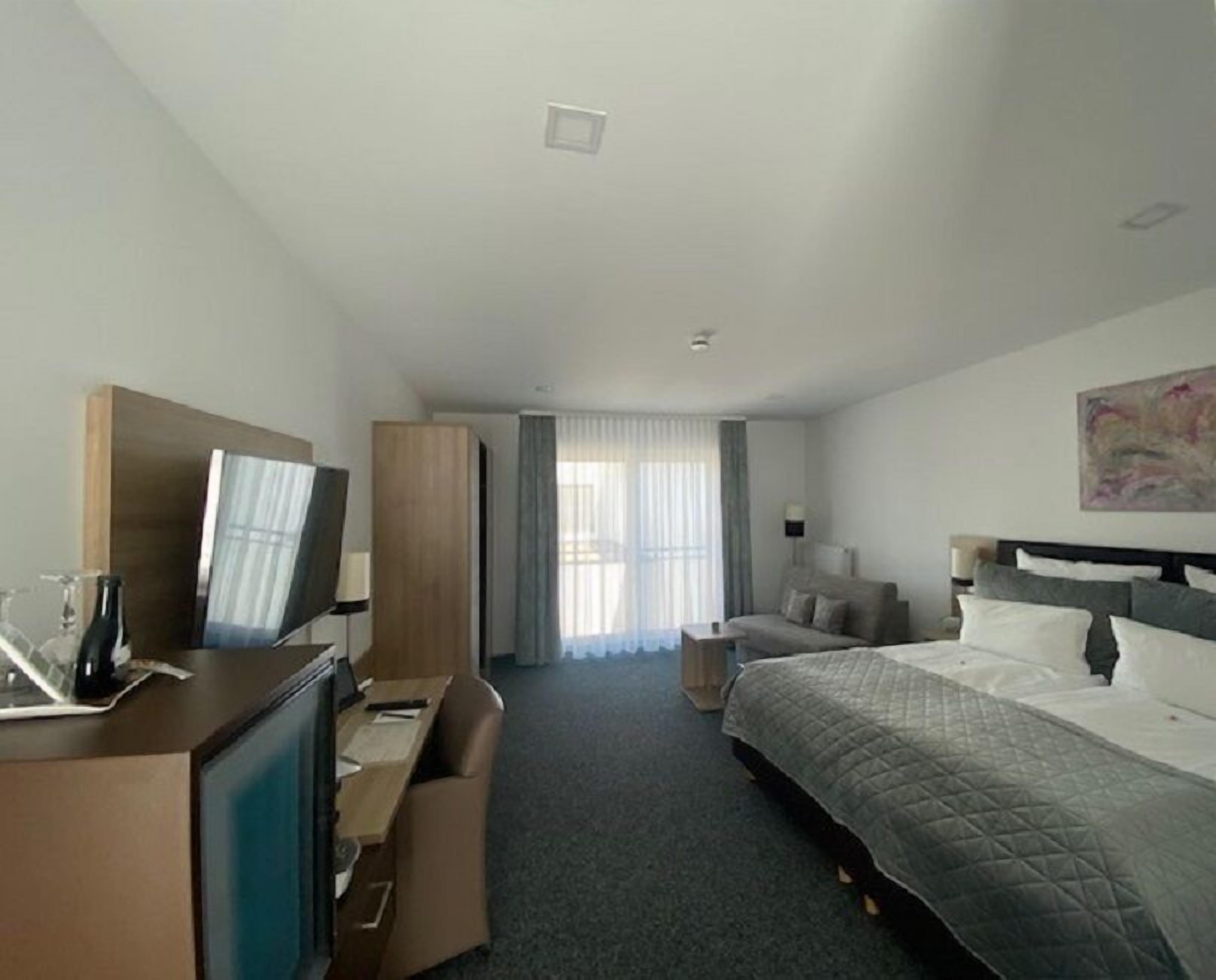 Premium bedding, in-room safe, desk, laptop workspace