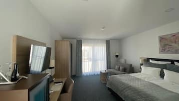 Premium bedding, in-room safe, desk, laptop workspace