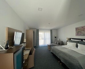 Premium bedding, in-room safe, desk, laptop workspace