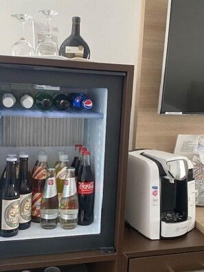 Ropa de cama de alta calidad y caja de seguridad en la habitación 