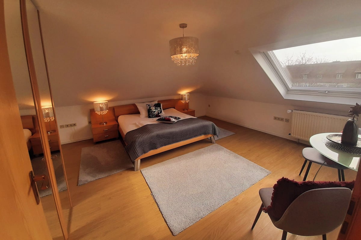 Ropa de cama de alta calidad y caja de seguridad en la habitación