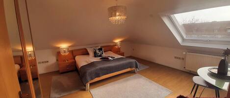 Roupas de cama premium, cofres nos quartos, escrivaninha