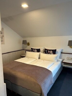 Premium bedding, in-room safe, desk, laptop workspace - Stadthotel Geis (Bad Neustadt an der Saale)