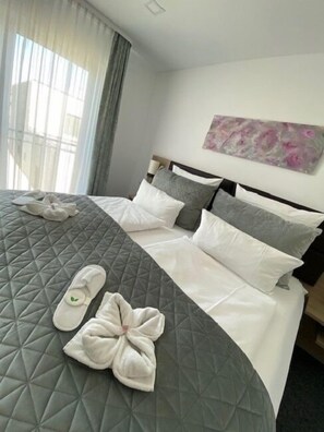 เครื่องนอนระดับพรีเมียม, ตู้นิรภัยในห้องพัก, โต๊ะทำงาน