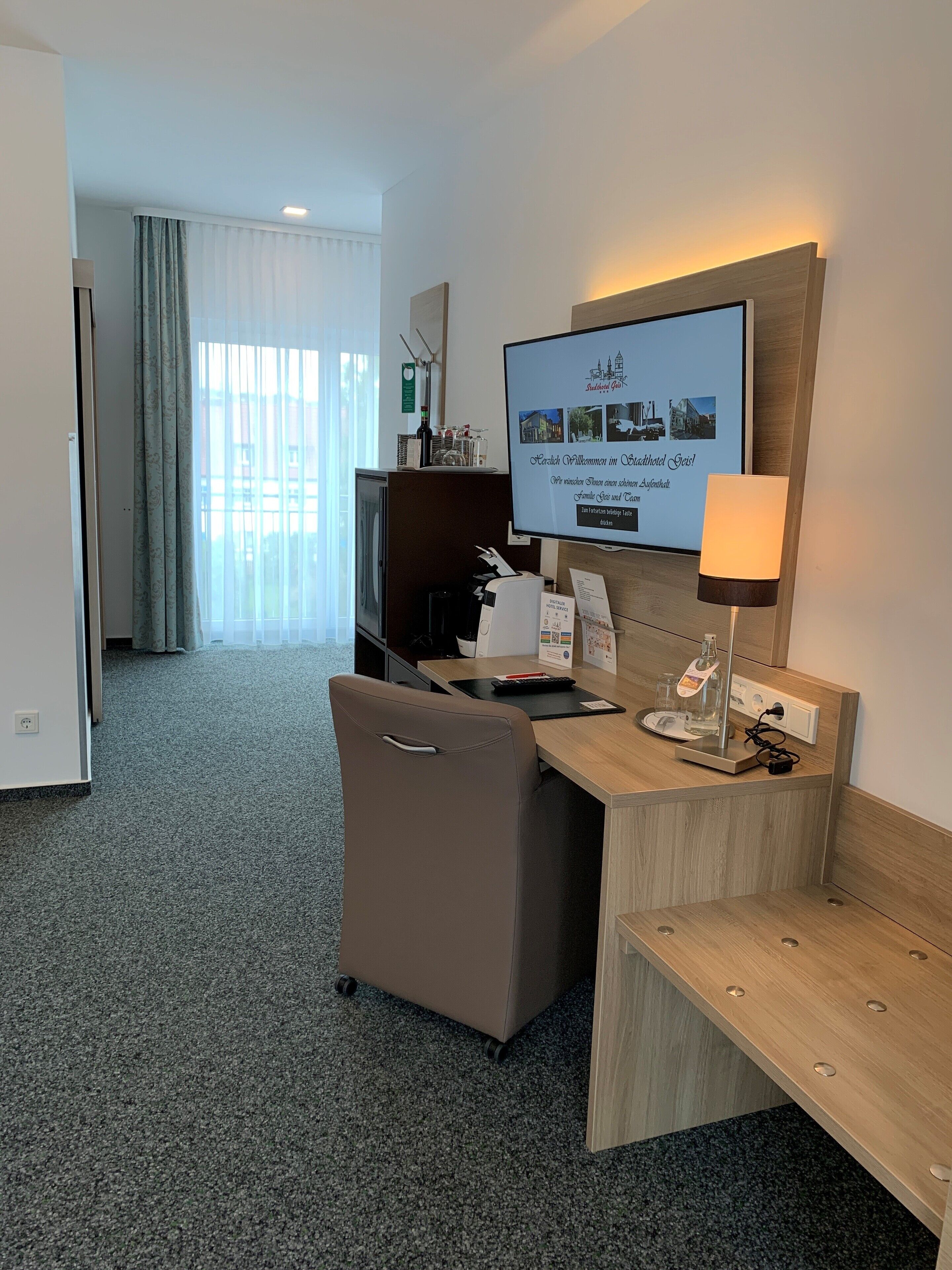 Hochwertige Bettwaren, Zimmersafe, Schreibtisch