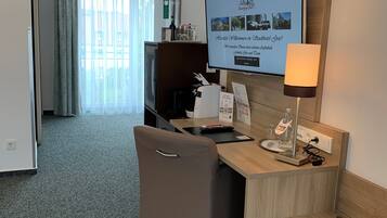 Hochwertige Bettwaren, Zimmersafe, Schreibtisch