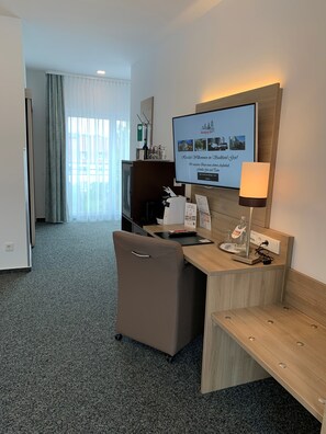 高級寝具、セーフティボックス (室内)、デスク、ノートパソコン用作業スペース