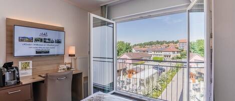 Premium bedding, in-room safe, desk, laptop workspace