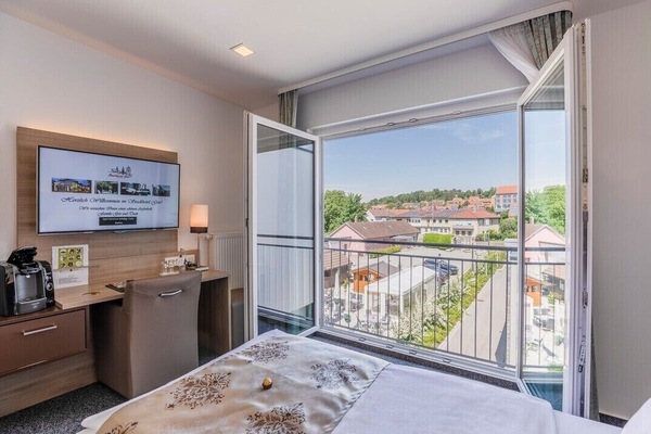 Premium bedding, in-room safe, desk, laptop workspace