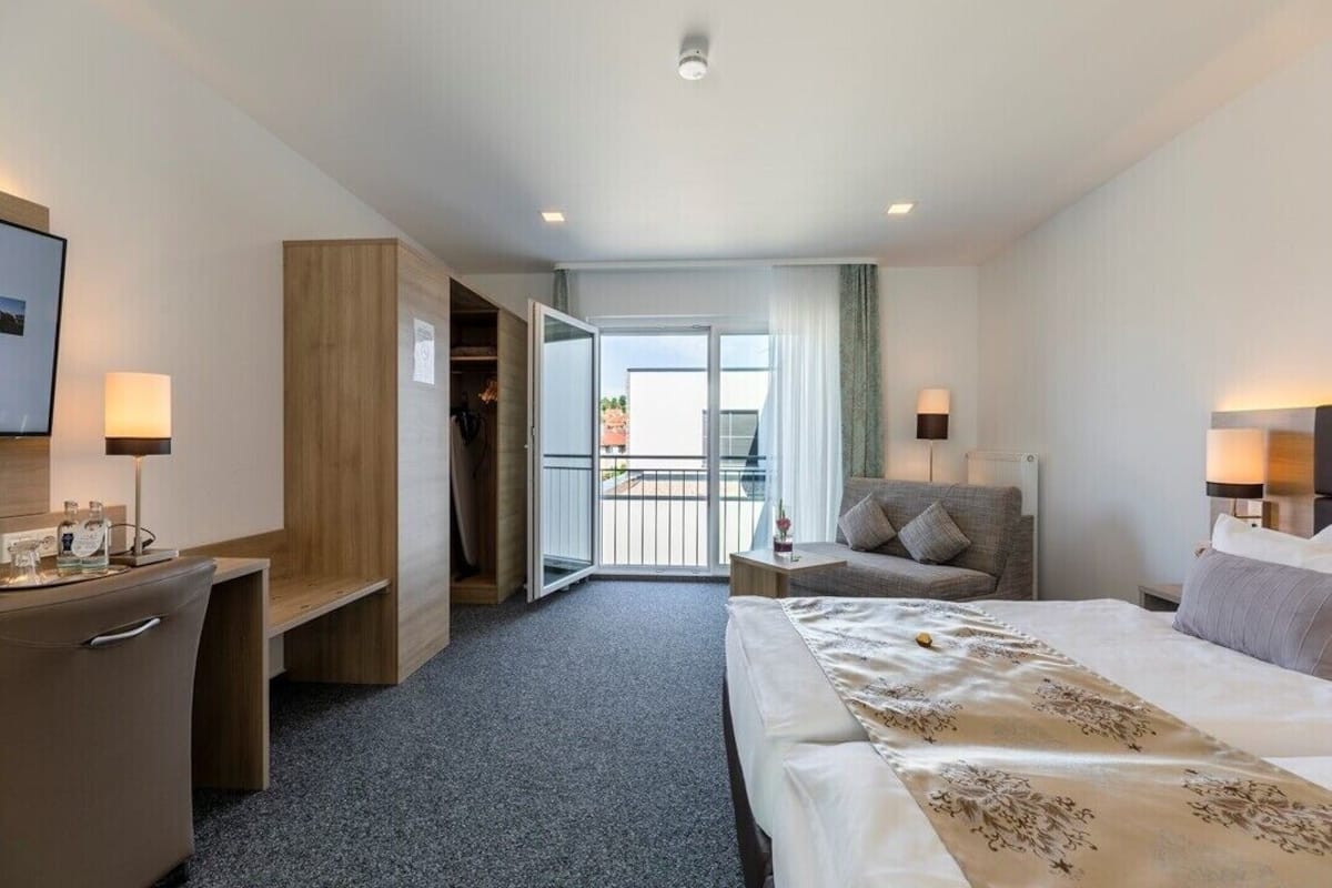 Ropa de cama de alta calidad y caja de seguridad en la habitación