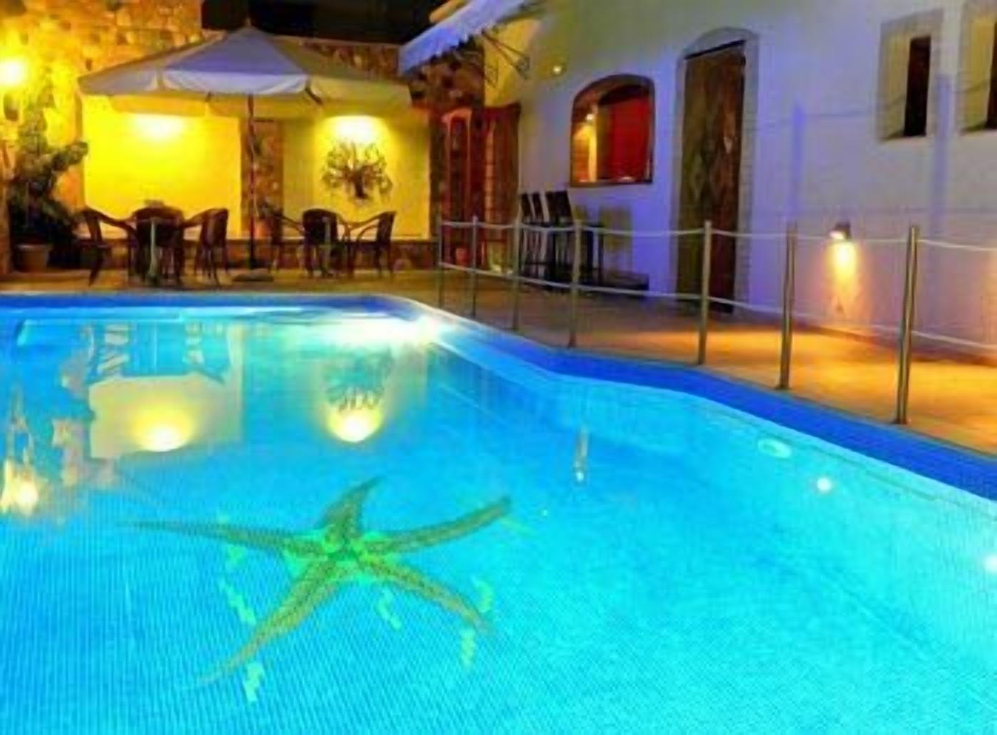 Kolam renang terbuka, dibuka dari pukul 8:00 hingga 22:00, payung kolam 