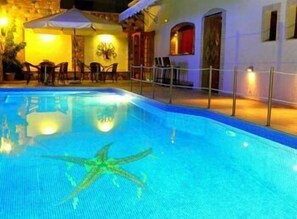 Alberca al aire libre y sombrillas en la alberca 