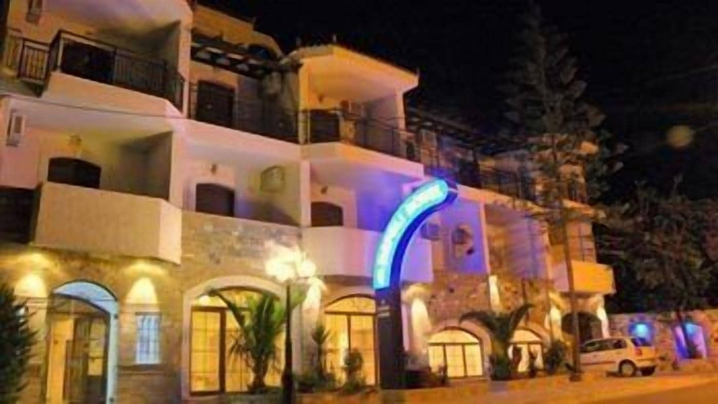 Vista frontal de la propiedad por la tarde o noche