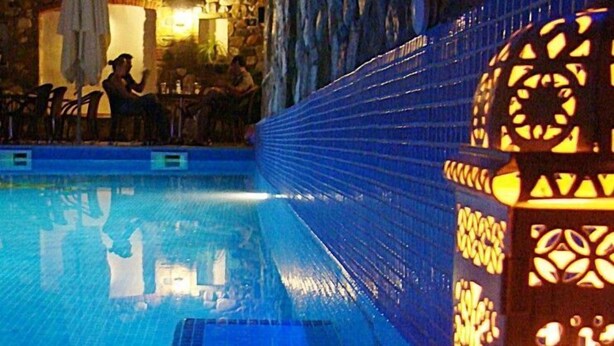 حمّام سباحة خارجي، مظلات على حمّام السباحة
