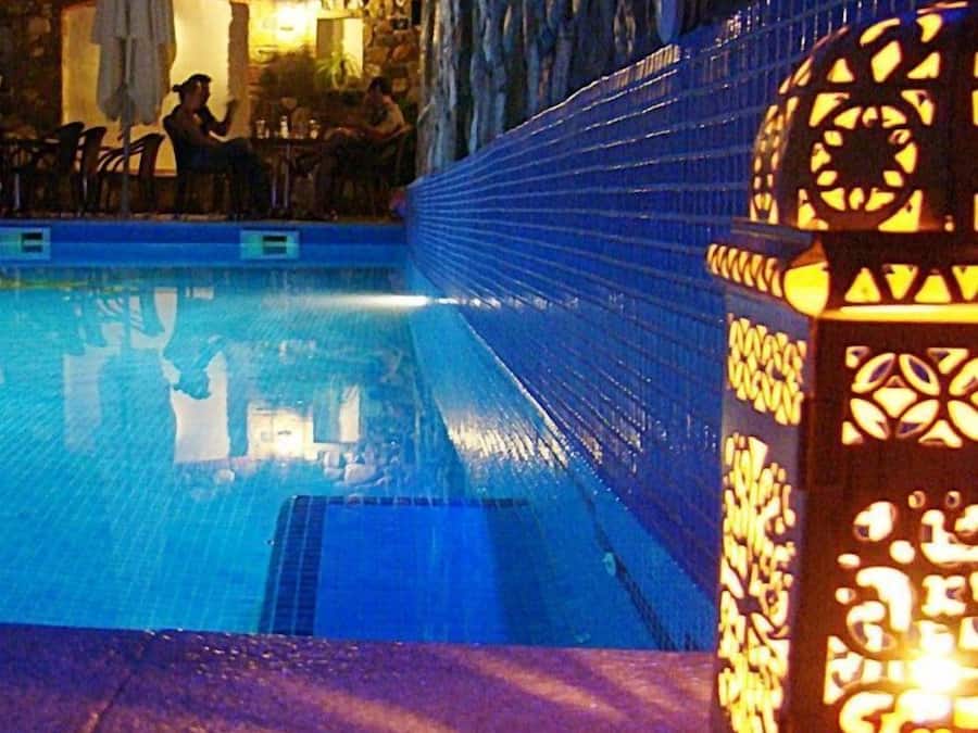 Una piscina al aire libre, sombrillas, guardavidas en la propiedad