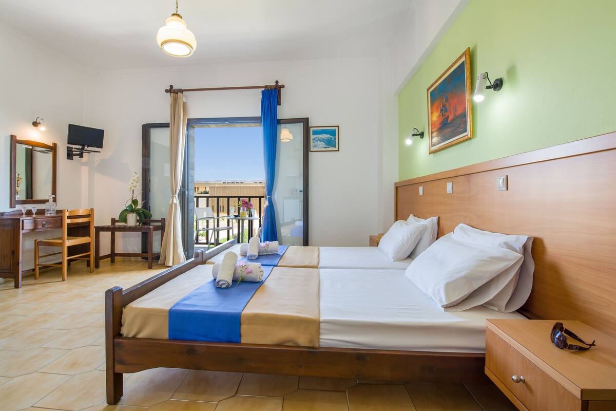 1 bedroom, pillow-top beds, in-room safe, desk