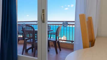 Brankas, meja kerja, dan tempat tidur bayi (biaya tambahan)