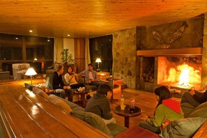 Lobby lounge - Farallon (CAVIAHUE)