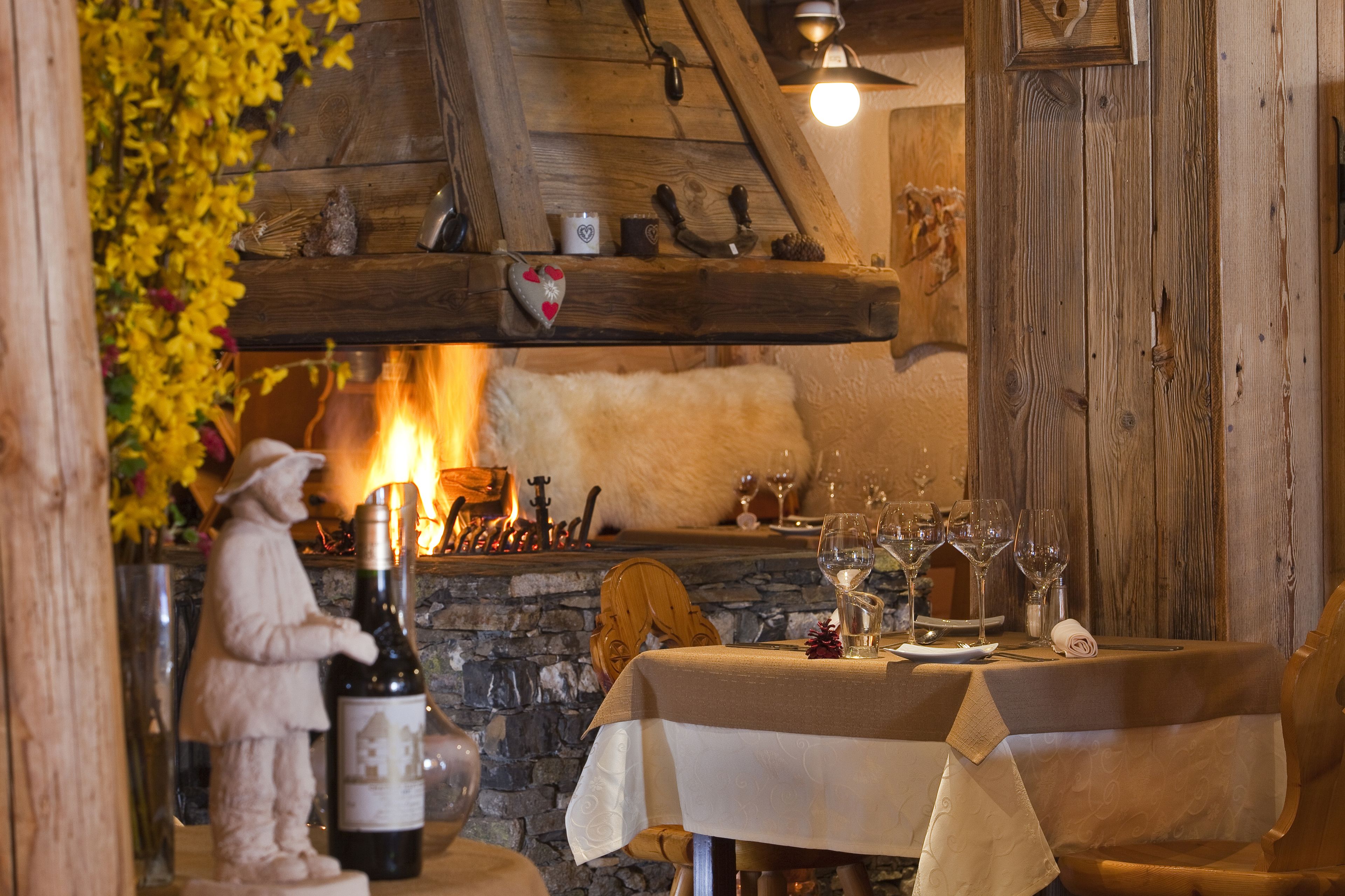 Serveert ontbijt, lunch, diner, fonduegerechten 