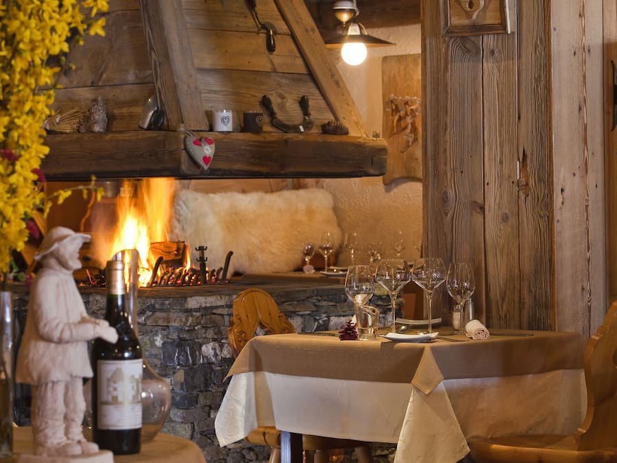 Breakfast, lunch, dinner served; fondue