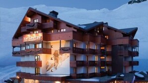 A multi-story hotel with a ski slope view, featuring a restaurant named "Le Sherpa" on the ground floor. - Le Sherpa (Les Belleville)