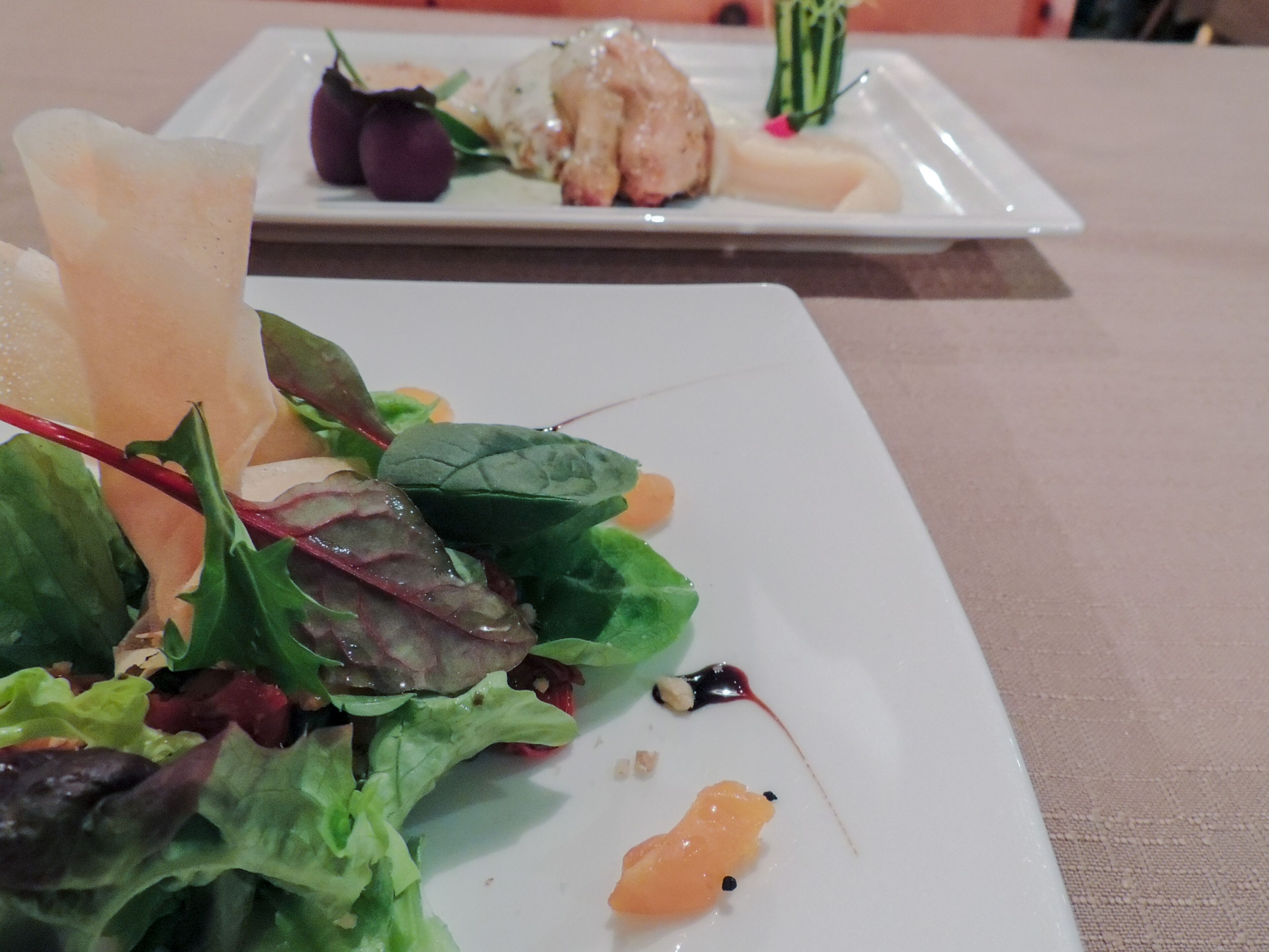 Une assiette de nourriture contenant divers légumes et un morceau de viande.