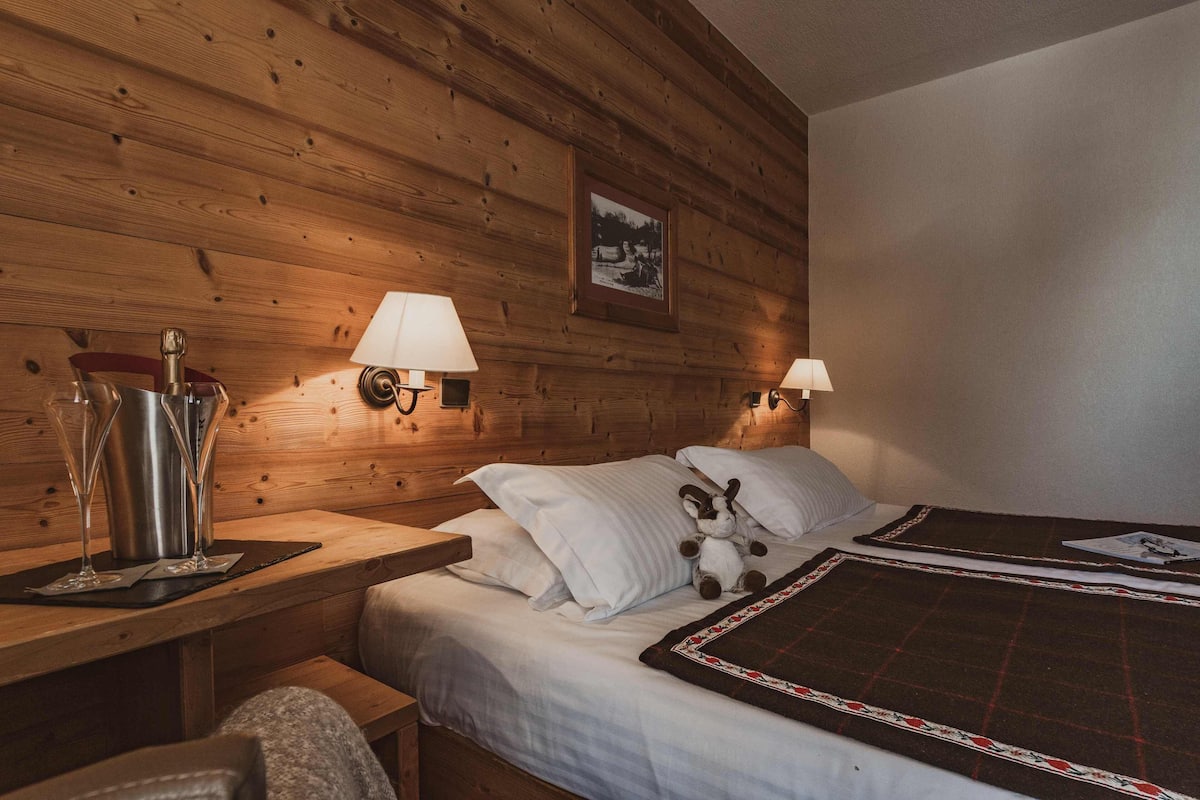Habitación tradicional doble | Caja fuerte, escritorio, cortinas opacas y tabla de planchar con plancha