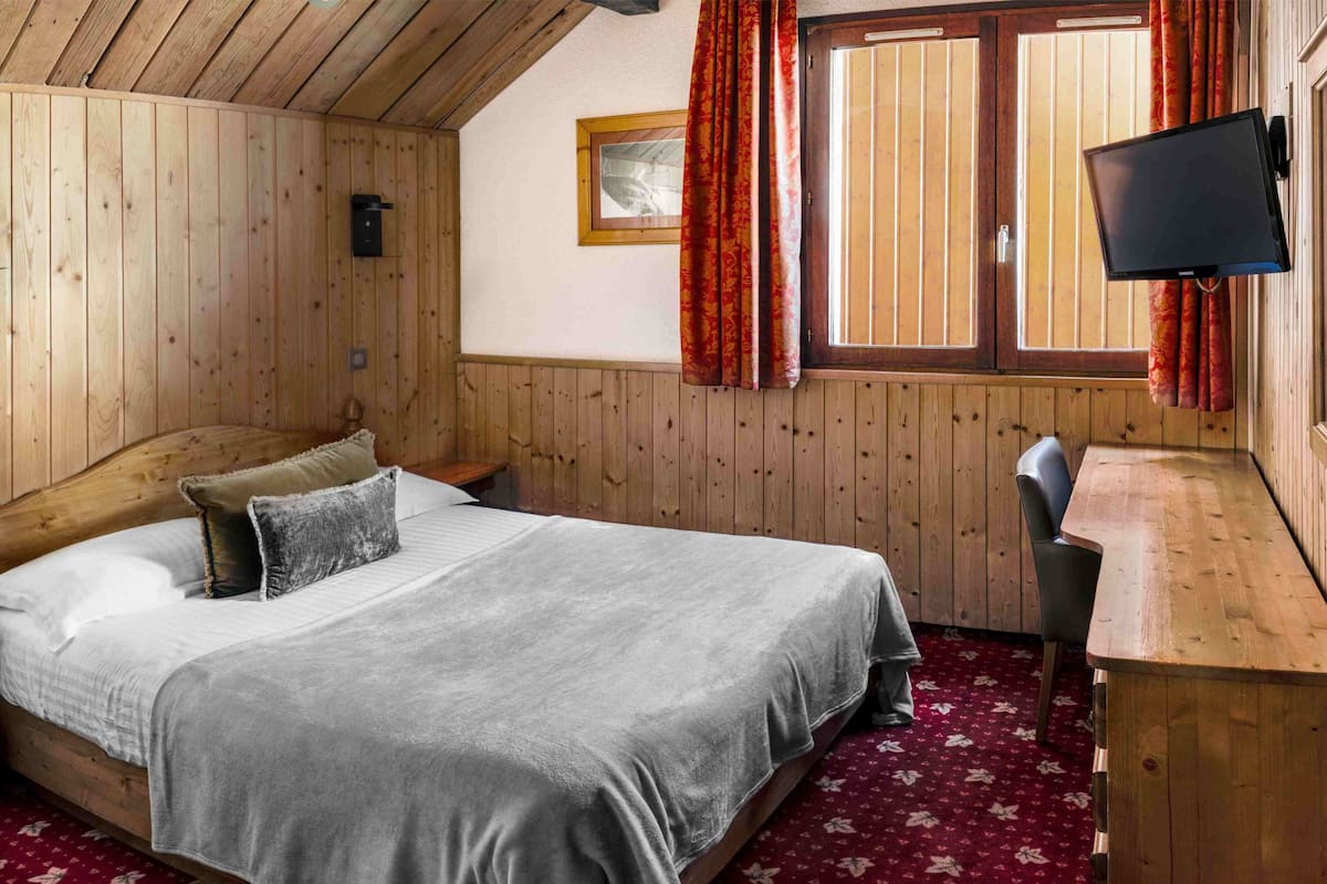 Kahden hengen huone | Tallelokero huoneessa, työpöytä, pimennysverhot, silitysrauta/-lauta