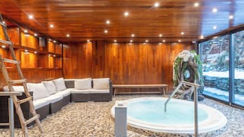 Indoor pool, sun loungers