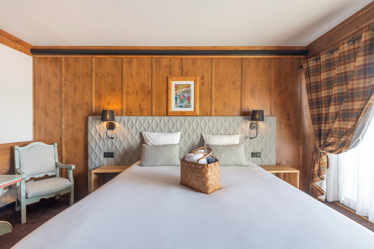 Premium bedding, in-room safe, soundproofing, free cribs/infant beds