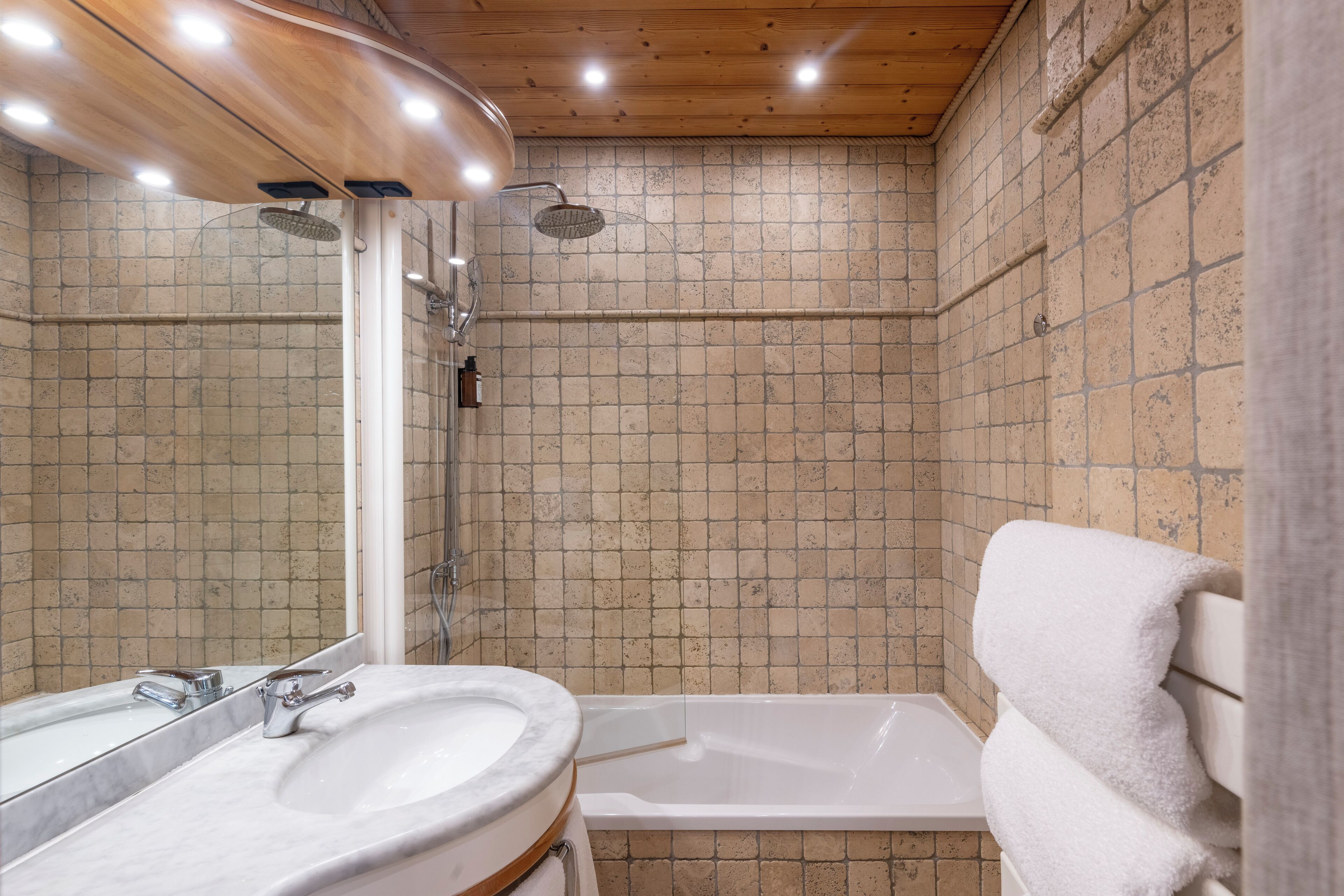 Un baño con bañera, lavamanos y ducha.