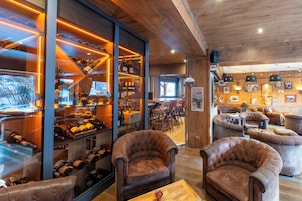 2 bars/lounges, cocktail bar