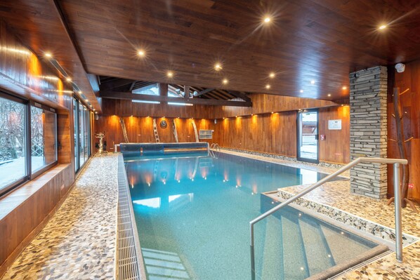 Indoor pool, sun loungers