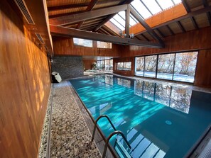 Indoor pool, sun loungers
