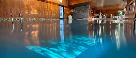 Indoor pool, sun loungers