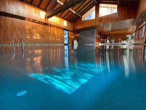 Indoor pool, pool loungers - Hôtel Macchi Restaurant & Spa (Chatel)