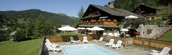 Piscine extérieure en saison