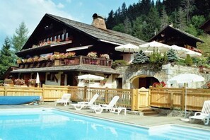 Piscine extérieure (ouverte en saison)