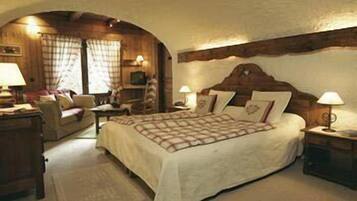 Select Comfort beds, in-room safe, desk, free cots/infant beds