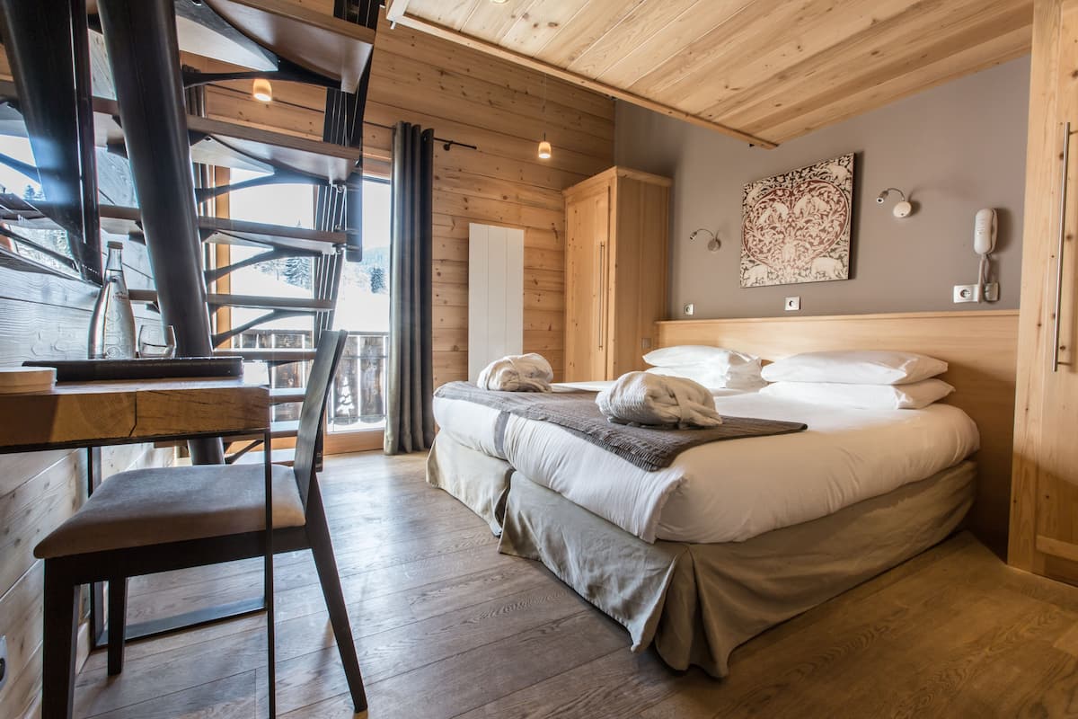 classic triple room, mountain view | select comfort beds, in-room safe, desk, soundproofing