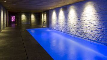 Una piscina techada, una piscina con cascada