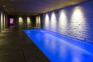 Una piscina techada, una piscina con cascada