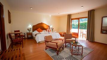 Classic Suite, Terrace | Peralatan tempat tidur premium, bar mini, peti besi dalam bilik, meja