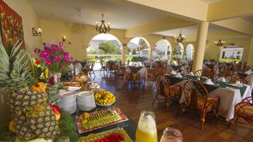Aperto a colazione e cena, con vista sul giardino