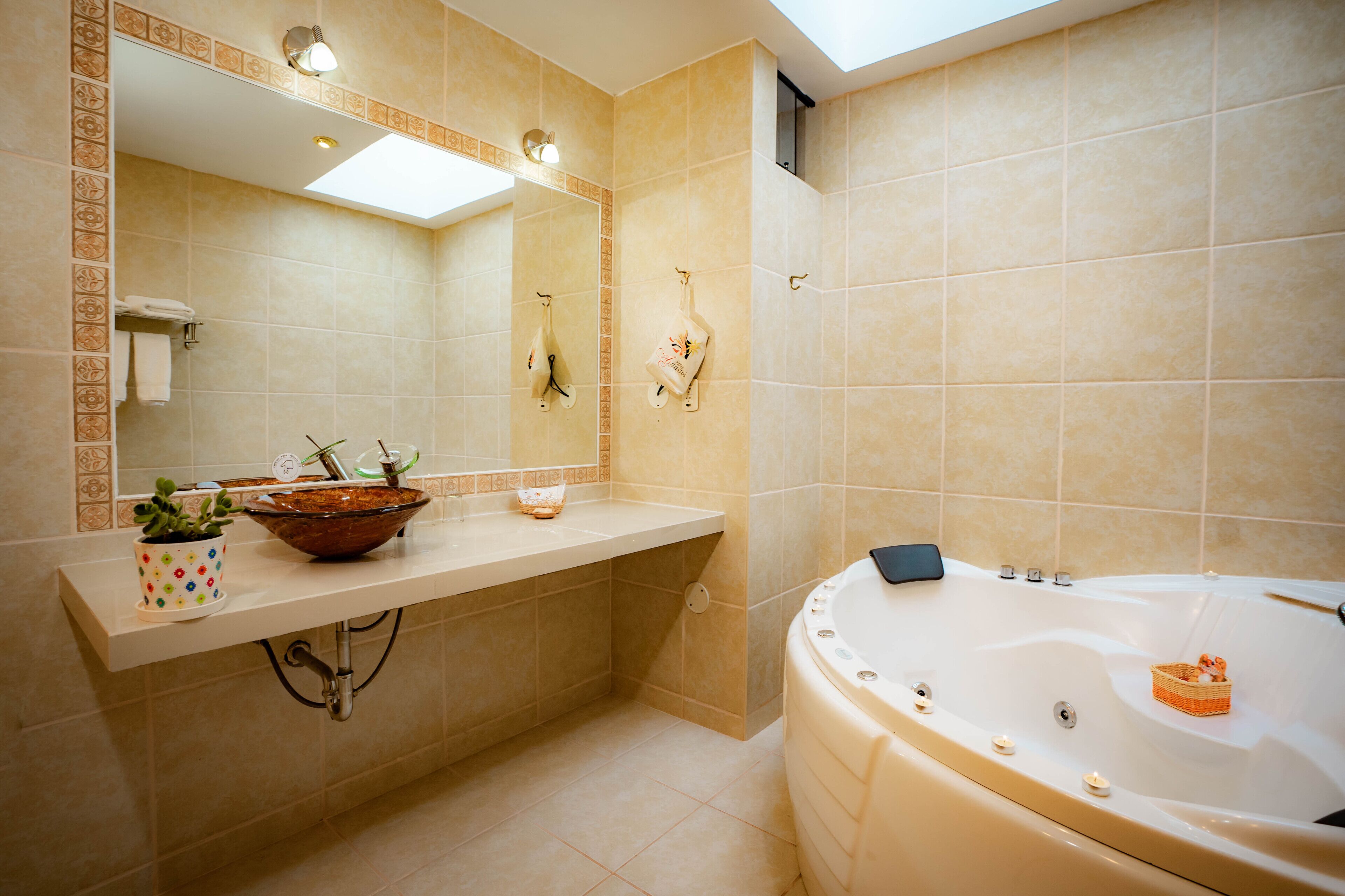 classic suite, terrace | bathroom | combined shower/bathtub, deep-soaking bathtub, free toiletries