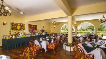 Sarapan dan makan malam dihidangkan, taman