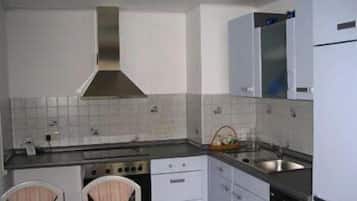 Apartment for 3 people | Cocina privada | Refrigerador con congelador, parrilla de estufa y cafetera y tetera